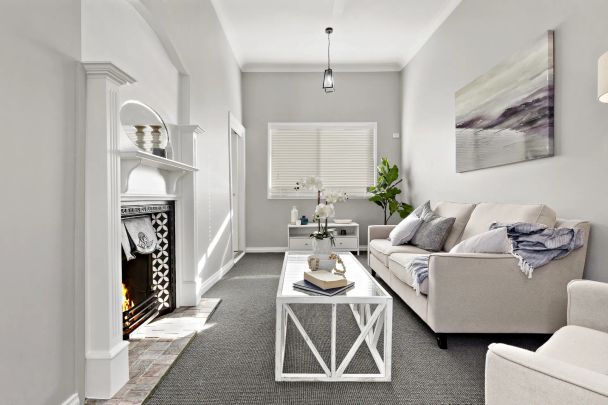 MODERN LIVING - Photo 1