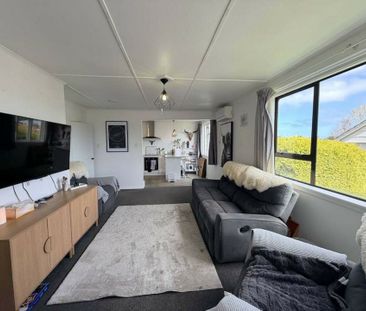 A sunny, tidy & comfortable three bedroom home - Photo 2