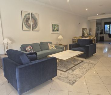 Beautiful Room with Private Bathroom and Living Area - Photo 4