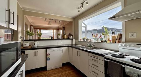 Spacious Three Bedroom Home In Mairehau - Photo 4