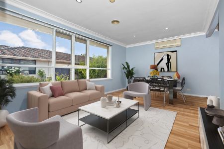 Spacious Villa with Large Private Courtyard! - Photo 2