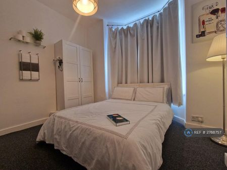 1 bedroom in a house share to rent - Photo 2