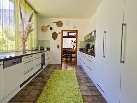 Großzügiger Bungalow mit Gebirgsblick und Außenpool im Herzen von Leonding! 250 m² WNFL, Grund 2.156 m², Doppelgarage! - Foto 3