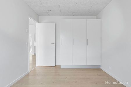 Rækkehus i nyere kvarter med legeplads og grønneområder, med plads til fælleskab. - Foto 4