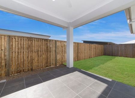 Low-Maintenance Modern Comfort in the Heart of Oonoonba! - Photo 2