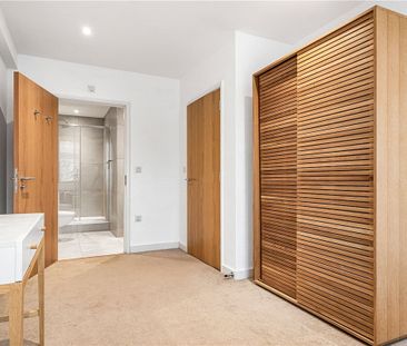 A well-presented first-floor flat offering two spacious double bedr... - Photo 3