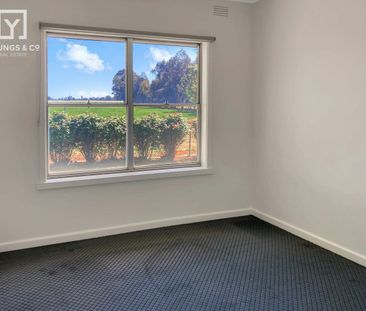 Three bedroom out of town living - Photo 2