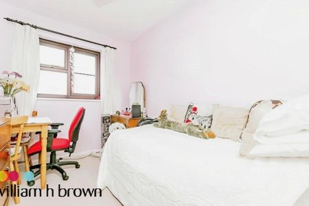 California Close - Photo 2