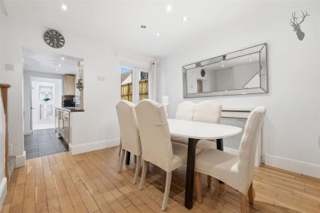 3 Bedroom House - Mid Terrace - Photo 4