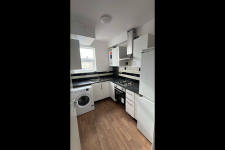 3 Bed Flat, Norman Road, IG1 - Photo 5