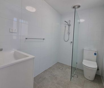 Charming Renovated Semi Cottage in Sought-After Dulwich Hill - Photo 4