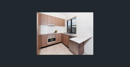 Conveniently located 2-story townhouse. - Photo 4