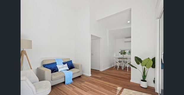 Sun-Filled cottage with balcony - Photo 1