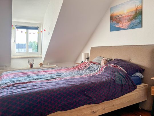 Koffer packen, einziehen und wohlfühlen: Gemütliche Dachgeschosswohnung mit kurzen Wegen in Schwelm! - Photo 1