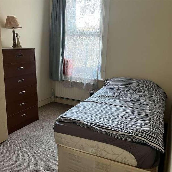 Albert Road, London, E18 - Photo 1