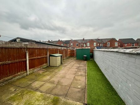 Three Bedroom Terrace House - Photo 2