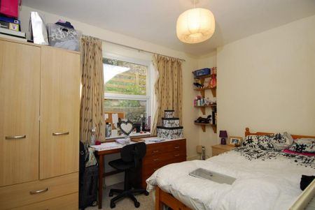 3 bedroom flat to rent - Photo 2