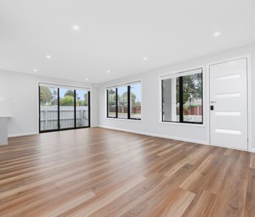 Designer Living in Bayside Locale - Photo 5