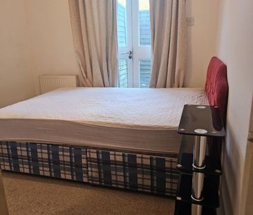 Room in a Shared Flat, Upper Richmond Road, SW15 - Photo 4