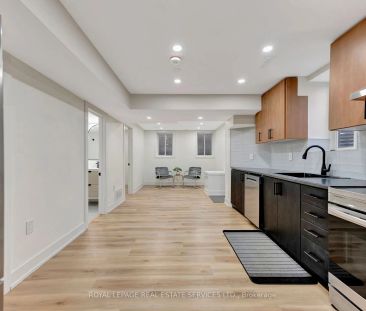 Detached Home For Lease | W9044225 - Photo 2