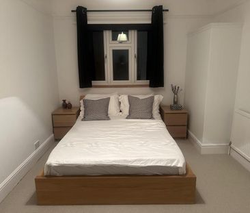 Lovely Double Room SW14 - Excellent Location - Photo 5