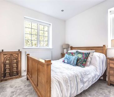 A modern family home ideally located for the amenities of town and ... - Photo 2