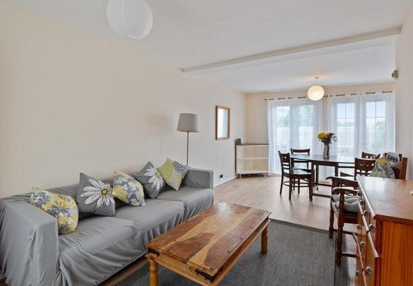 Generous Mid Terrace Family Home, 3 bed to let in Frome - Photo 1