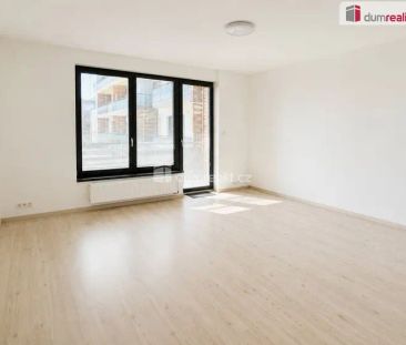 Světlý byt 1+kk s lodžií a gar. stáním, 40 m - Photo 4