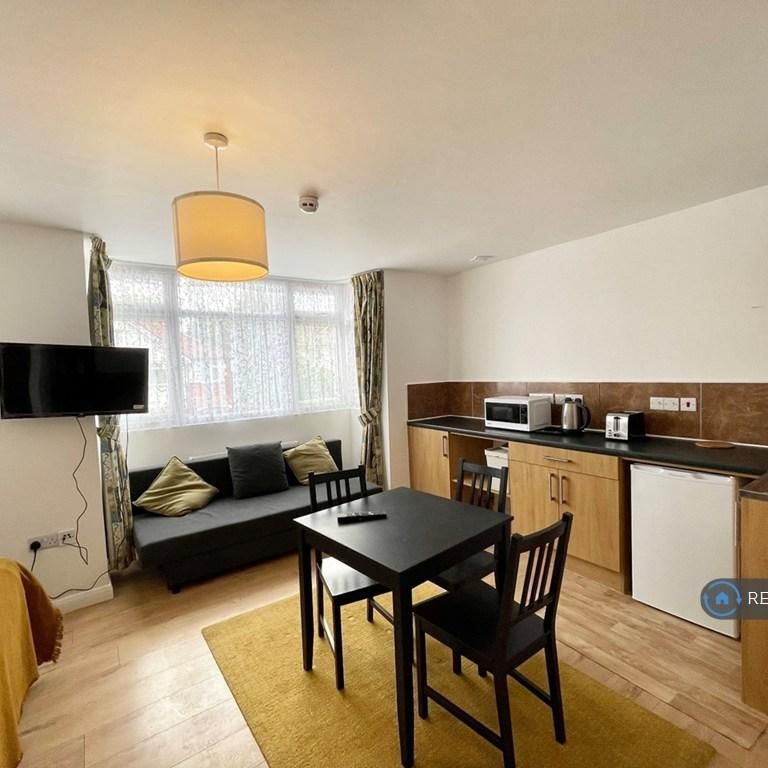 Studio to rent - Photo 1