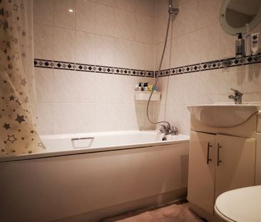 Room in a Shared House, Warwickshire Path, SE8 - Photo 6