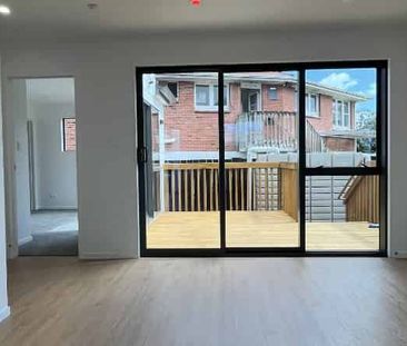 Stunning Four Bedroon Townhouse - Photo 3