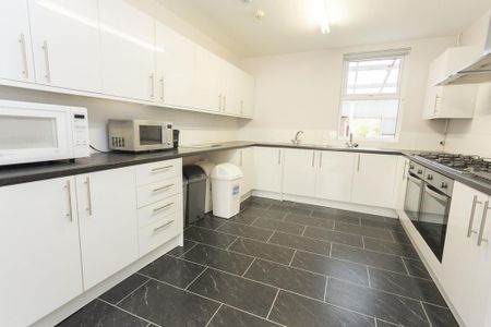 1 bedroom in a house share to rent - Photo 3