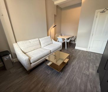 4 bedroom flat to rent - Photo 1