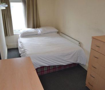 4 bedroom flat to rent - Photo 6