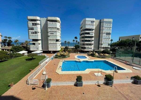 HALF SEASON. FOR RENT FROM 1.9.24-30.6.25 MAGNIFICENT APARTMENT ON THE 1ST LINE OF THE BEACH WITH SEA VIEWS IN LA CARIHUEA (TORREMOLINOS)