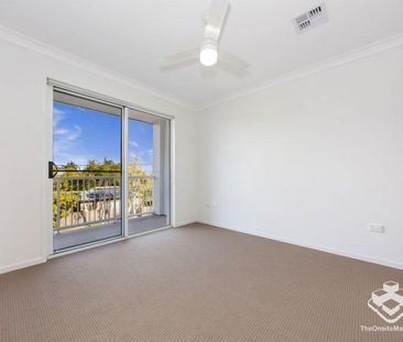 MODERN STYLISH 3 BED TOWNHOUSE IN GREAT LOCATION - Photo 6