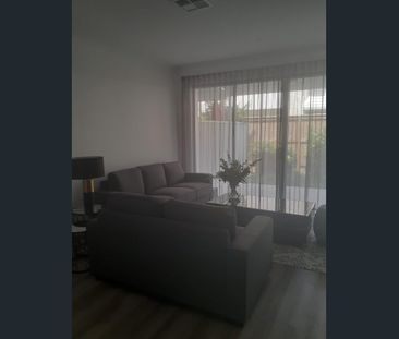 Fully Furnished 3-Bedroom Home with 3 Bathrooms & Carport in Coombabah - Photo 1