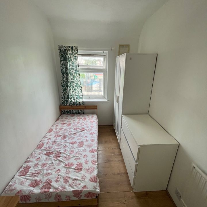 Room in a Shared House, Barclay Road, E13 - Photo 1