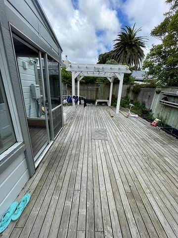 Fully Renovated 3BR House with - Deck & St Parking - Photo 2