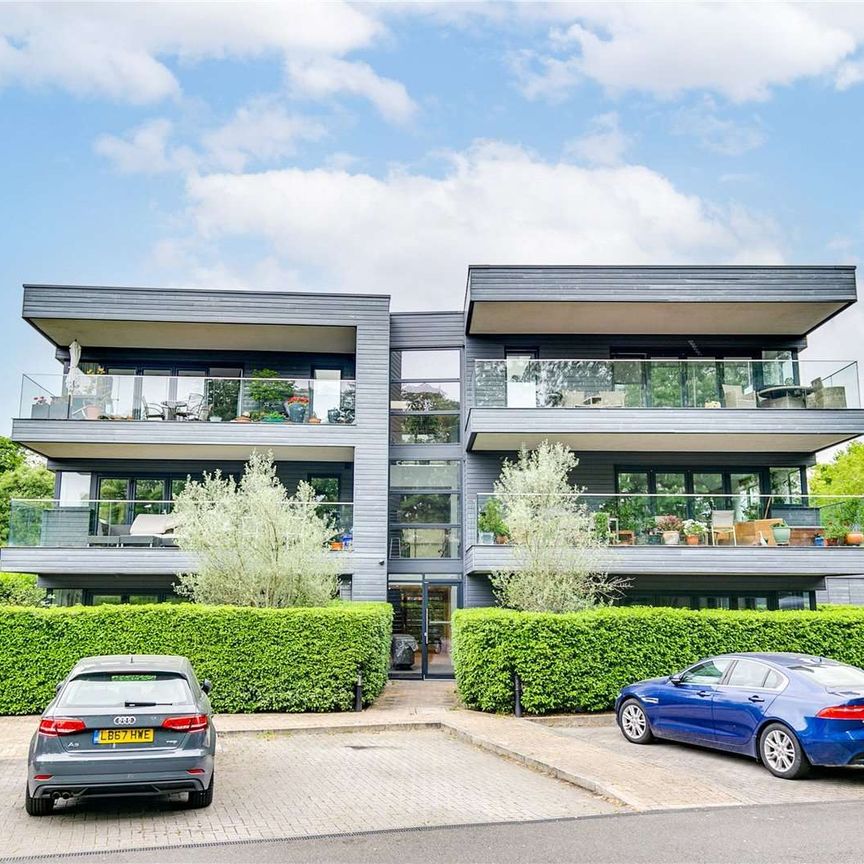 A contemporary three bedroom apartment with garden and off-street parking within an exclusive gated development - Photo 1