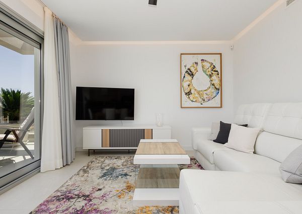 Apartment located in the Harmony Urbanization, in Cala de Mijas. The apartment is distributed on one floor, the house consisting of three bedrooms, 2 bathrooms, living room, dining room, kitchen, terrace and solarium and on a second floor the solarium.