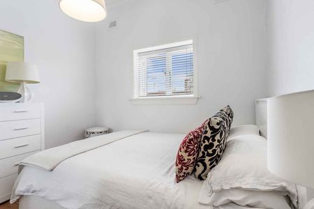 Bright & Sunny Beachside Pad in the Heart of Bondi - Photo 3