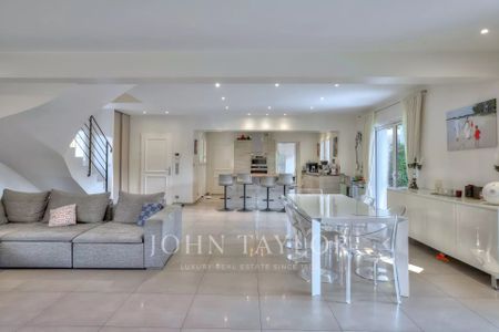 Maison à louer Mougins, Cote d'Azur, France7 500 EUR / Mois - Photo 2