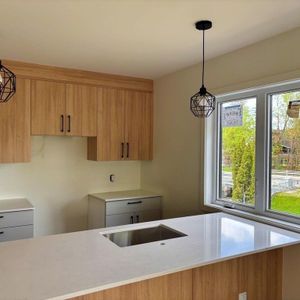 Immeuble - 14 Rue Allen Est, Waterloo 5 Et Demi Neuf - Waterloo - Photo 2