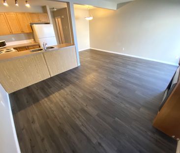 GREAT 3 BED, 1.5 BATH 2 STOREY TOWNHOUSE, W/ AN ATTACHED SINGLE GAR... - Photo 2