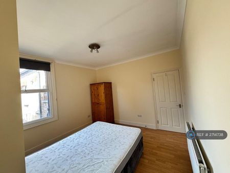 1 bedroom in a flat share to rent - Photo 3