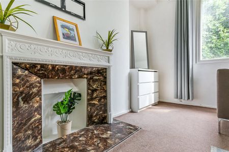 A well proportioned two bedroom apartment in one of London’s most prestigious locations - Photo 3