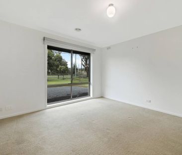 5 Bedroom, 2 Living areas - 850 metres Railway Station - Photo 3