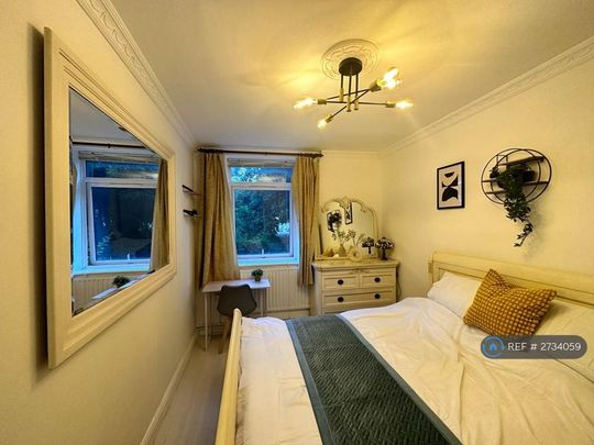 1 bedroom in a flat share to rent - Photo 1