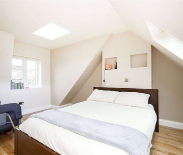 A beautifully refurbished three-bedroom family home. - Photo 4